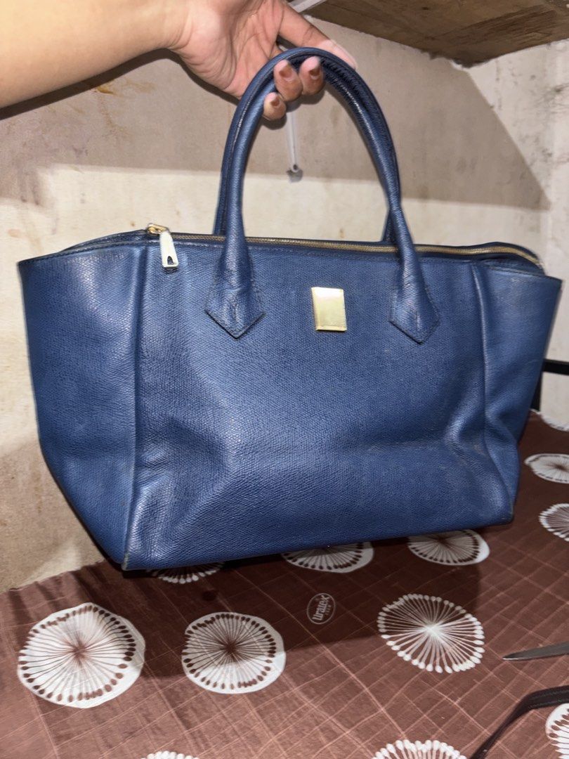 Couronne vintage (Category: Announcements) located in Caloocan City. Submitted by ukaysbagsph (Listing ID 1469694269, Image 1). Description: Good as new.