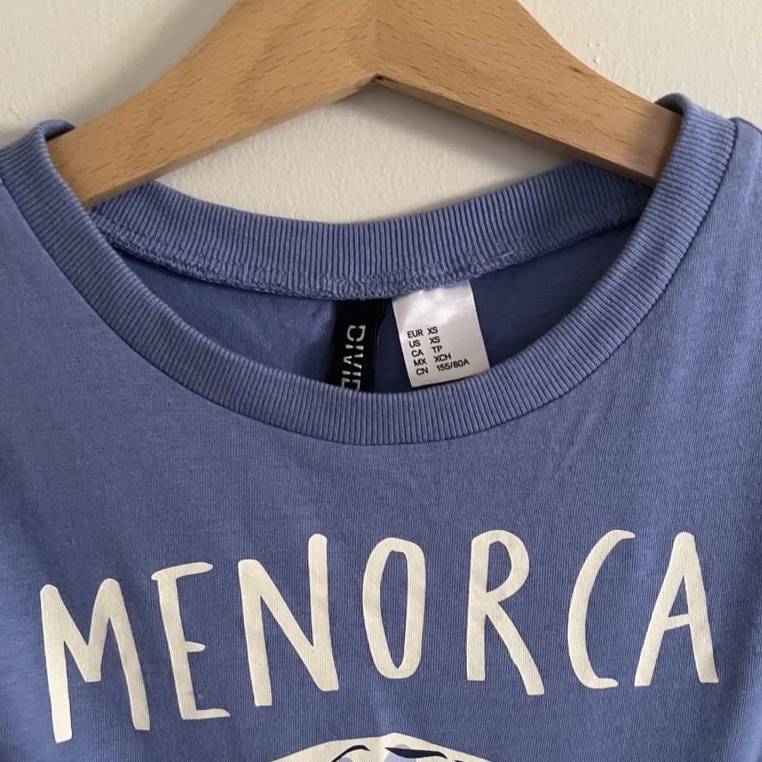 Cropped Tshirt by H&M (Category: Shirts) located in Las Pinas. Submitted by mmanila_finds (Listing ID 1469646638, Image 3). Description: .