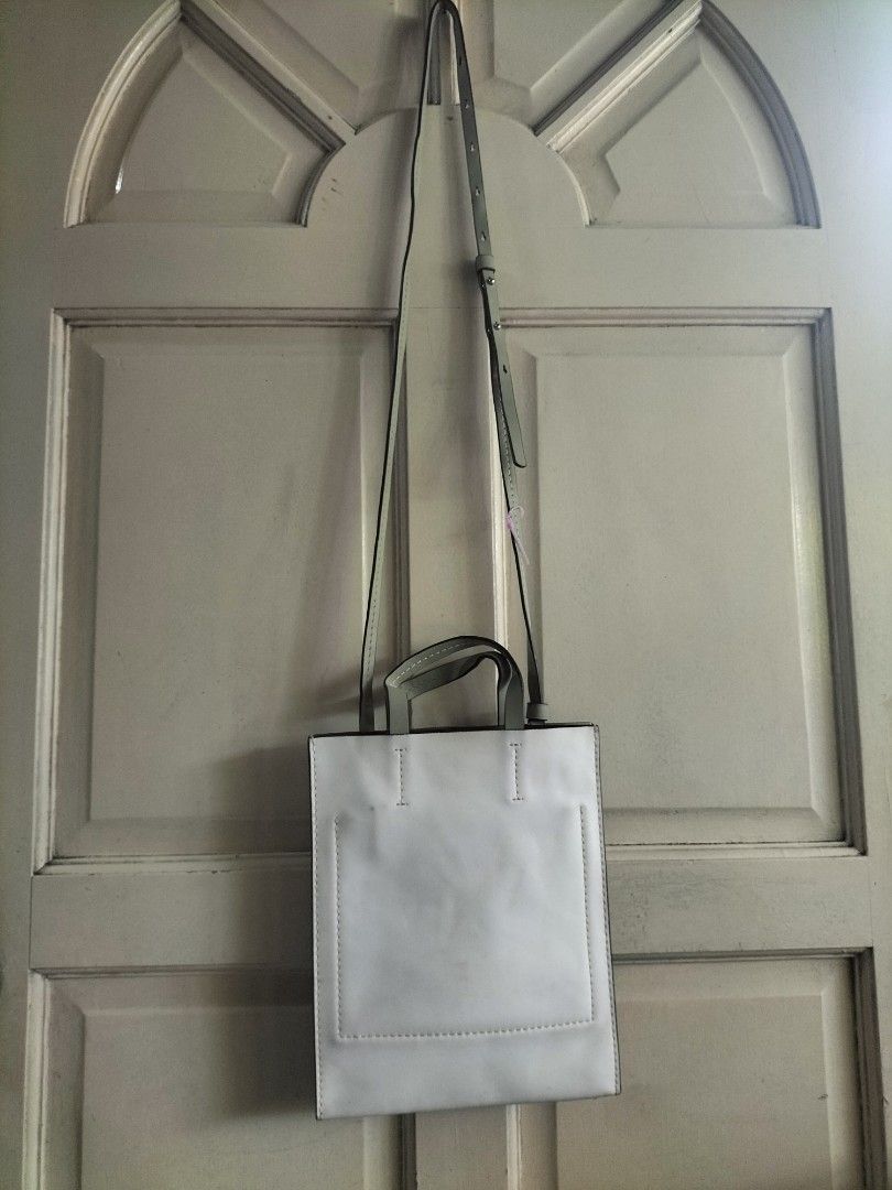 Cross body bag (Category: Cross-body Bags) located in Manila. Submitted by patriciab12636 (Listing ID 1469652351, Image 3). Description: Good as new.