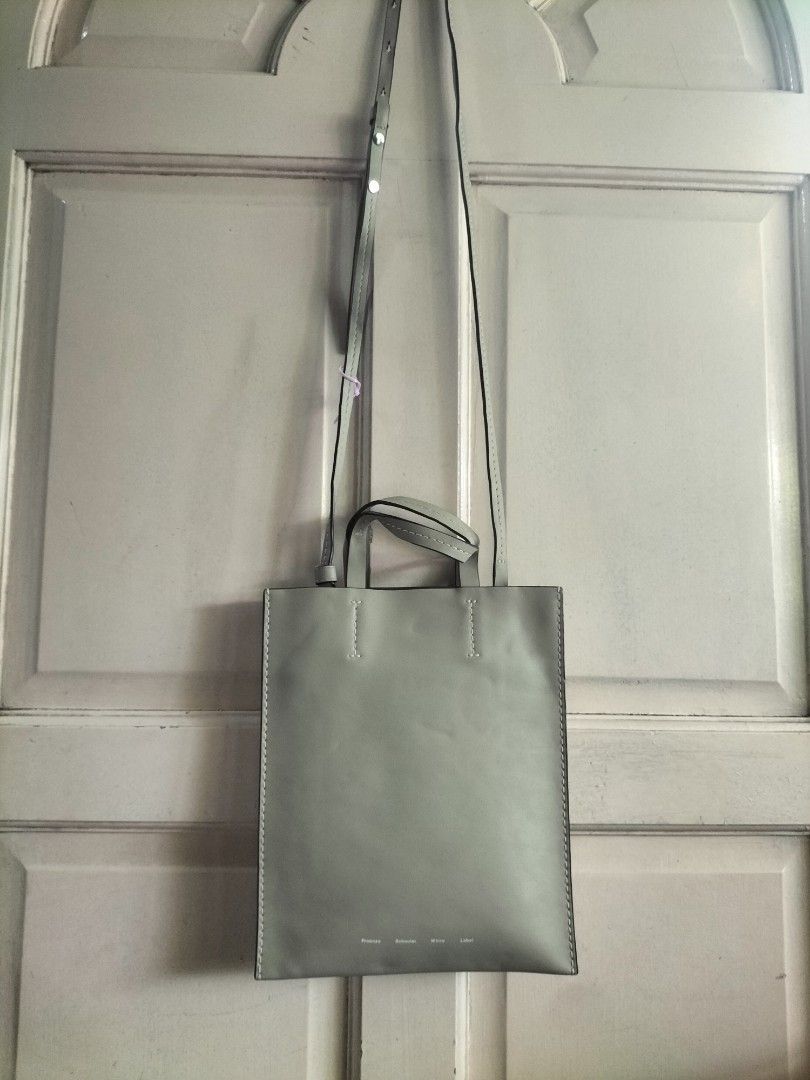 Cross body bag (Category: Cross-body Bags) located in Manila. Submitted by patriciab12636 (Listing ID 1469652351, Image 2). Description: Good as new.