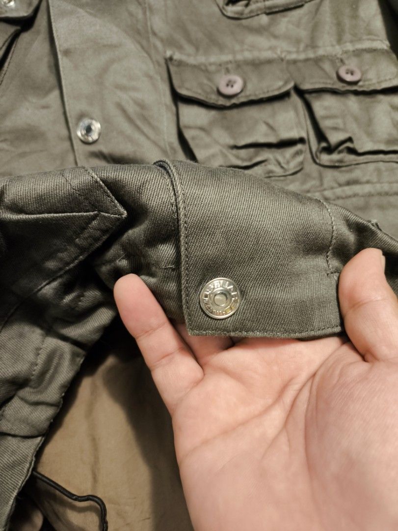 D squared (Category: Coats, Jackets and Outerwear) located in Guinobatan. Submitted by tara_ukay2018 (Listing ID 1469658802, Image 3). Description: excellent condition siram lang zipper pero may buttons naman.