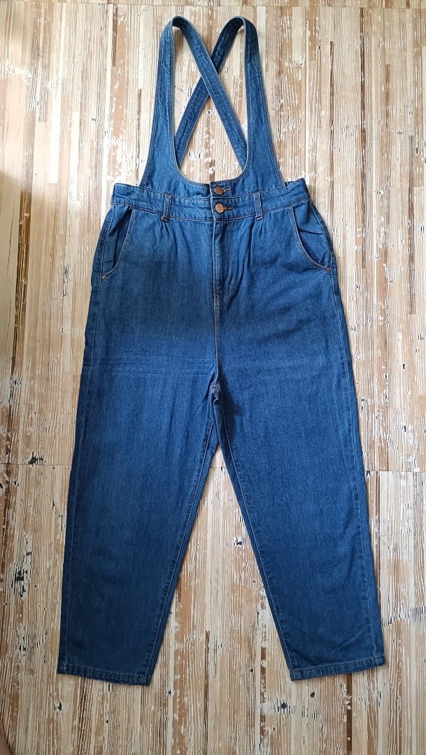 Denim Jumper pants (Category: Jumpsuits) located in Dasmarinas. Submitted by kheiko086 (Listing ID 1469615108, Image 1). Description: - Style: Blue denim overalls with crossback straps and tapered legs - Fit: Elastic back waistband for a comfortable fit (Waist: 28-34 inches, Length: 38-39 inches) - Features: Front button closures, two front pockets, and two back patch pockets JNT Delivery.