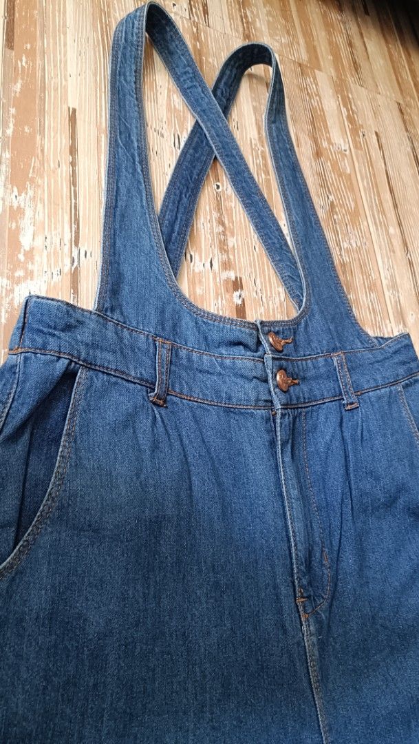 Denim Jumper pants (Category: Jumpsuits) located in Dasmarinas. Submitted by kheiko086 (Listing ID 1469615108, Image 3). Description: - Style: Blue denim overalls with crossback straps and tapered legs - Fit: Elastic back waistband for a comfortable fit (Waist: 28-34 inches, Length: 38-39 inches) - Features: Front button closures, two front pockets, and two back patch pockets JNT Delivery.