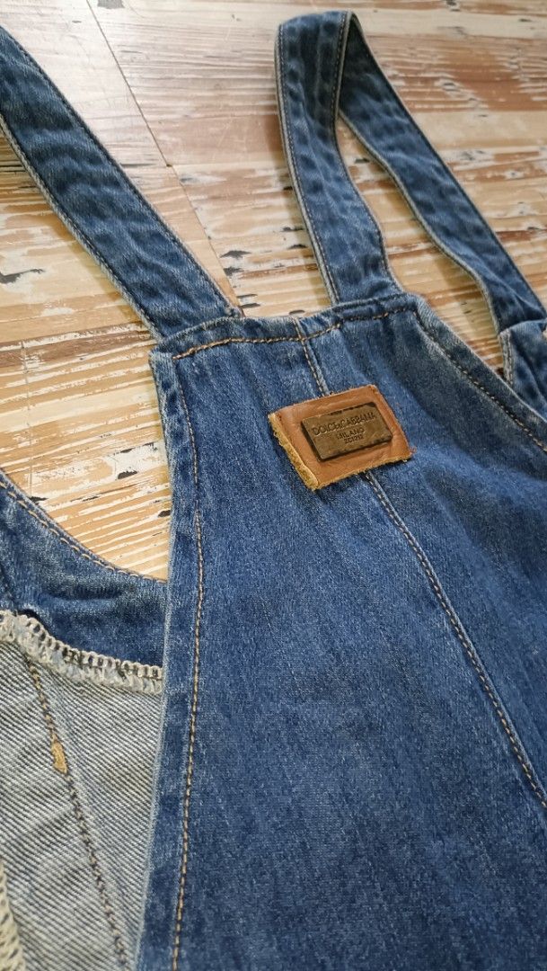 Denim Jumper Pants (Category: Jumpsuits) located in Dasmarinas. Submitted by kheiko086 (Listing ID 1469616570, Image 3). Description: Waist 30 Length 35 from waist EUC JNT Delivery - Color: Classic Blue Denim - Design: Full-length jumpsuit with shoulder straps - Closure: Front zipper with a stylish ring pull - Pockets: Convenient slanted front pockets at the hips - Detail: Chic leather patch on the chest.