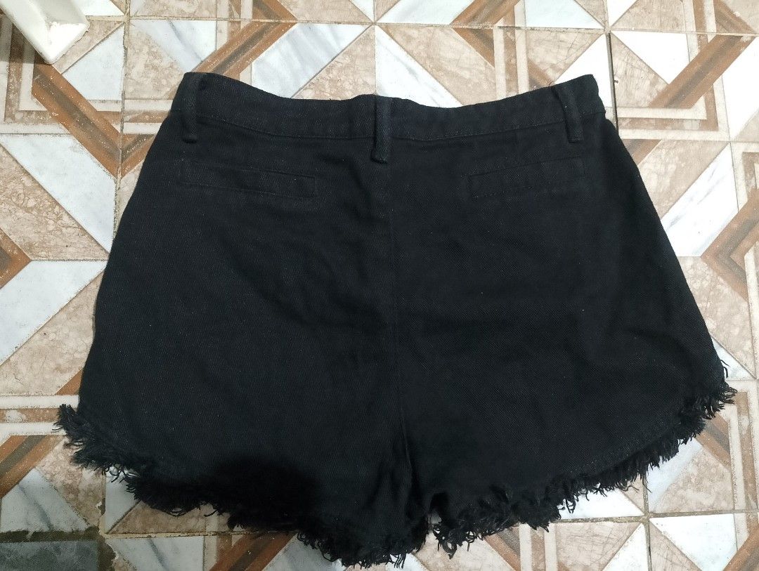 Denim Short with 2 pockets (Category: Shorts) located in Manila. Submitted by vastfox_674246 (Listing ID 1469695505, Image 3). Description: waist size 28 good quality.