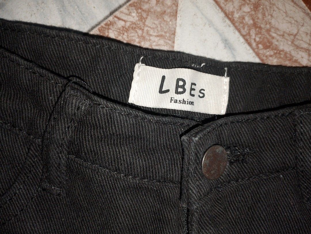 Denim Short with 2 pockets (Category: Shorts) located in Manila. Submitted by vastfox_674246 (Listing ID 1469695505, Image 2). Description: waist size 28 good quality.