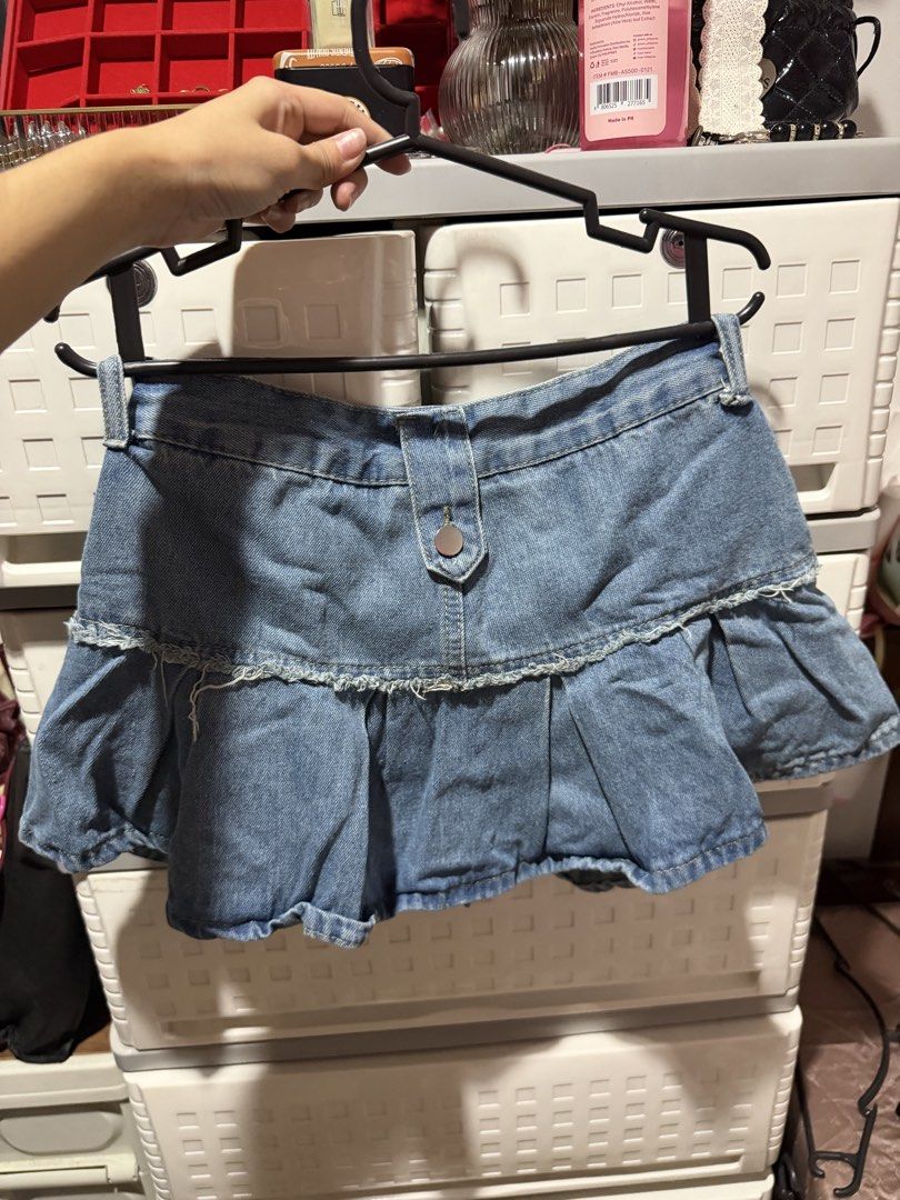 Denim Skirt (Category: Skirts) located in Manila. Submitted by bln.preloved (Listing ID 1469717210, Image 2). Description: - size 27-28 - selling bcs malaki sakin.