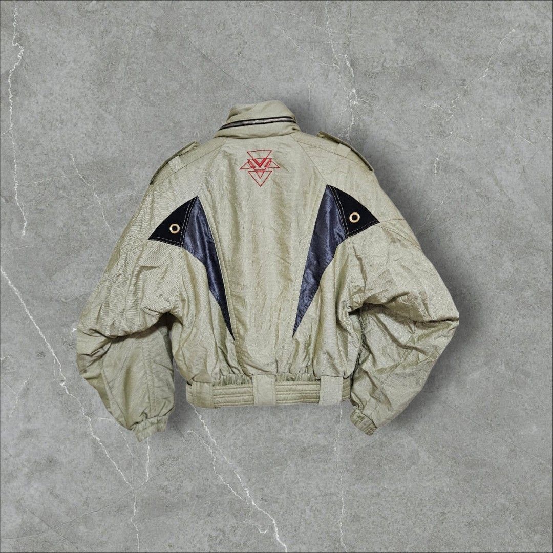 Descente solar motor jacket (Category: Coats, Jackets and Outerwear) located in Baguio. Submitted by fadexquisite (Listing ID 1469685952, Image 2). Description: Descente solar motor jacket Large 25x23 Excellent condition 500 plus ship fee.