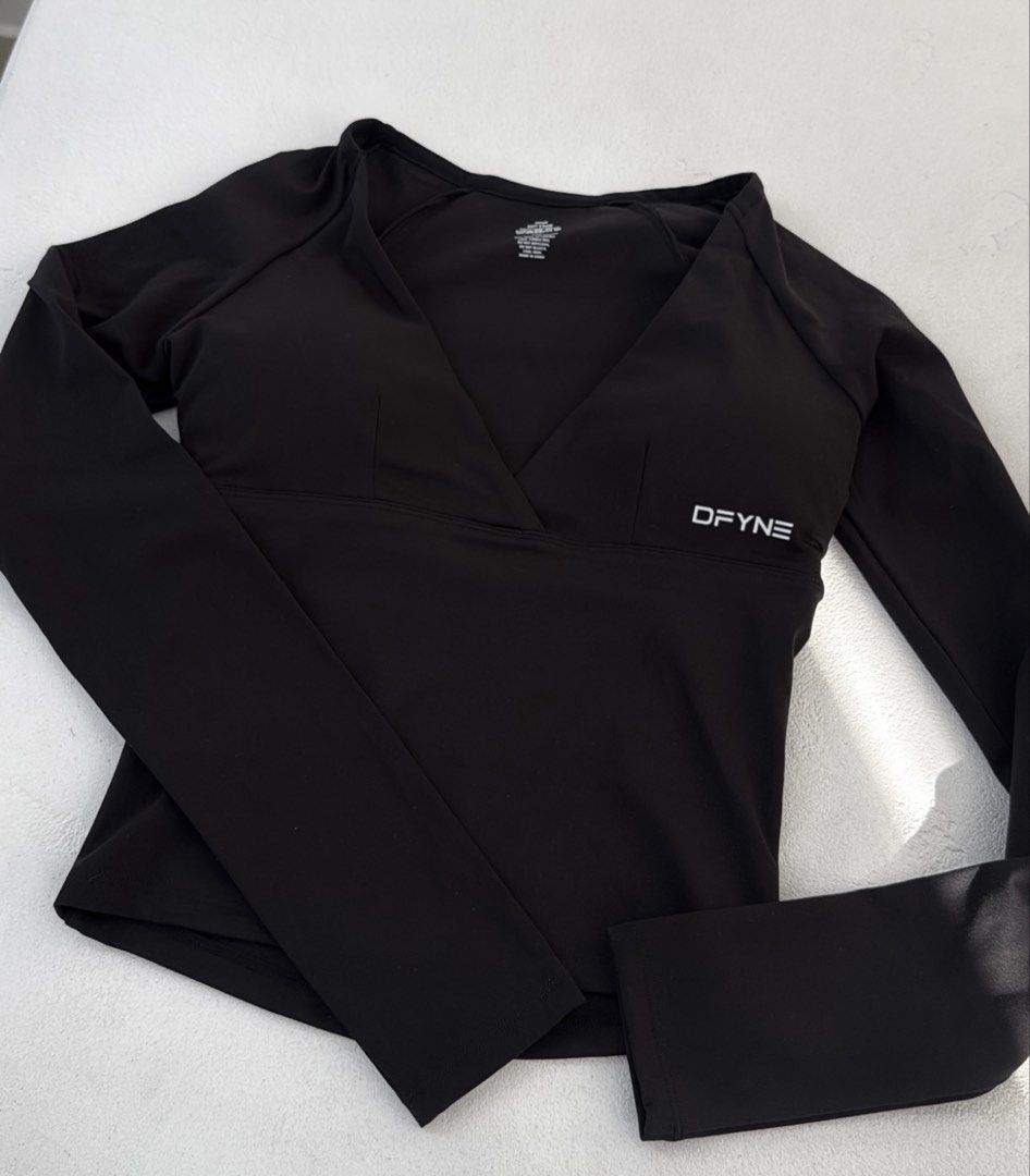 DFYNE Origin Long Sleeve V Neck Top (Category: Activewear) located in Manila. Submitted by glossywife (Listing ID 1469734730, Image 1). Description: Last price posted, would rather keep than sell low :) Size small Tried on only but never worn out Mop: Bank Transfer Mod: GrabExpress / J&T / Lalamove.