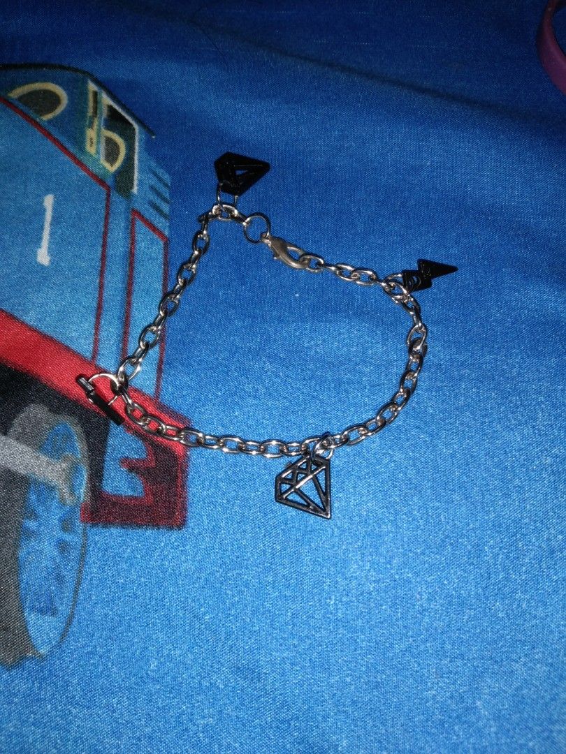 Diamond and thunder charm bracelet (Category: Bracelets) located in Quezon City. Submitted by eidorableshop (Listing ID 1469712030, Image 1). Description: .