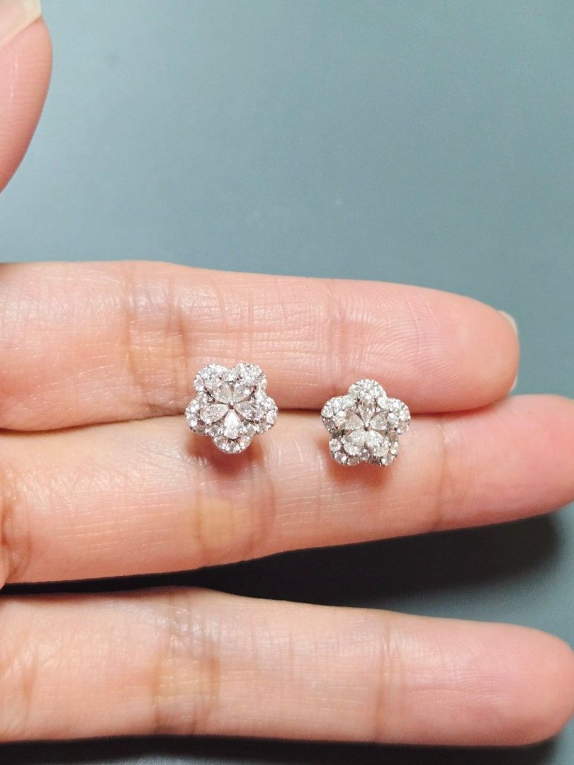 Diamond Floral Cluster Stud Earrings White Gold (Category: Earrings) located in Pasig City. Submitted by kshopph (Listing ID 1469630866, Image 3). Description: REASON FOR SELLING : DECLUTTERING UNUSED NATURAL DIAMONDS WHITE GOLD SILICONE PAKAW BOUGHT AT 35K FRON MADDOX SELLING ONLY FOR 15K CAN DO MEET UP.