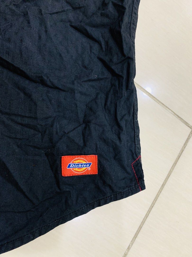 Dickies Black Short Sleeve Button Down Shirt Size M (Category: Tshirts & Polo Shirts ) located in Manila. Submitted by gizmolacaba (Listing ID 1469673087, Image 3). Description: - Brand: Dickies - Color: Solid black - Size: Medium - Style: Short sleeve button-down, classic workwear fit - Details: Dual chest pockets with button flaps and woven logo patch near the hem - Condition: Clean, excellent, ready to wear.