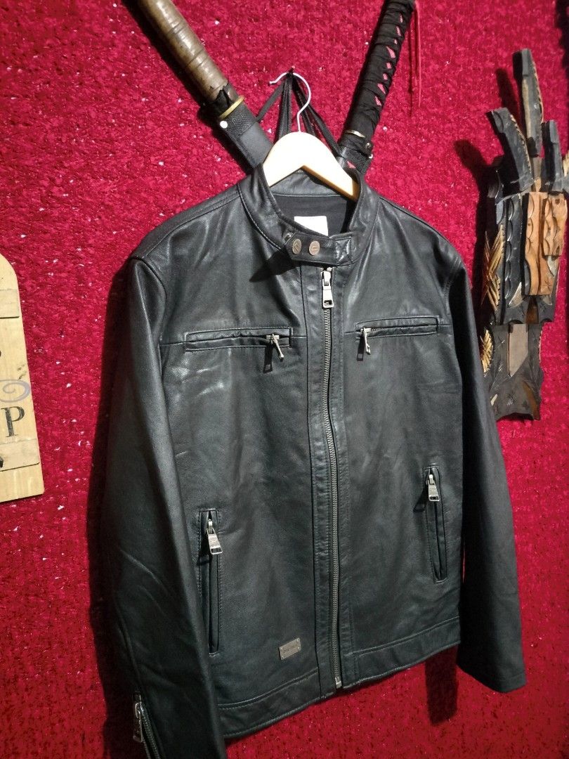 DIESEL CAFE RACER LEATHER JACKET FOR MEN'S (Category: Coats, Jackets and Outerwear) located in Baguio. Submitted by vertex_nga.pow (Listing ID 1469733208, Image 3). Description: DIESEL CAFE RACER LEATHER JACKET FOR MEN'S MEDUIM SIZE DIMENSION 25.5L BY 20.5 ARMPIT TO ARMPIT 18 INCHES SHOULDER TO SHOULDER 24.5 INCHES SLEEVE GENUINE LEATHER GOOD CONDITION BAGUIO LOCATION PLUS SF SA MALAYU JNT COURIER PASS COD UNLI VOUCH PRICE:6500 ONLY PM DM PM DM I