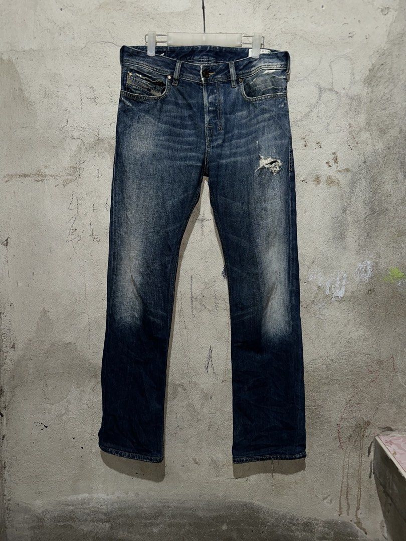 Diesel zanity wash (Category: Jeans) located in Tagum. Submitted by trippleaaa2020 (Listing ID 1469636643, Image 1). Description: Diesel Zanity Pants Size 30-32 L 41 H 8 See the picture for more details Dm if interested Loc mindanao.