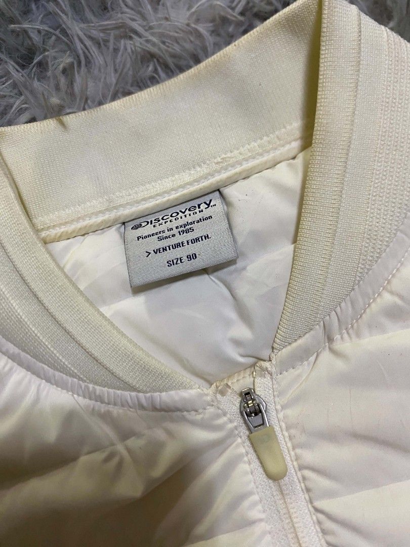 DISCOVERY JACKET (Category: Coats, Jackets and Outerwear) located in Manila. Submitted by aize2thrft (Listing ID 1469624470, Image 3). Description: DISCOVERY JACKET LIKE NEW CONDITION NO ISSUE 23/19.