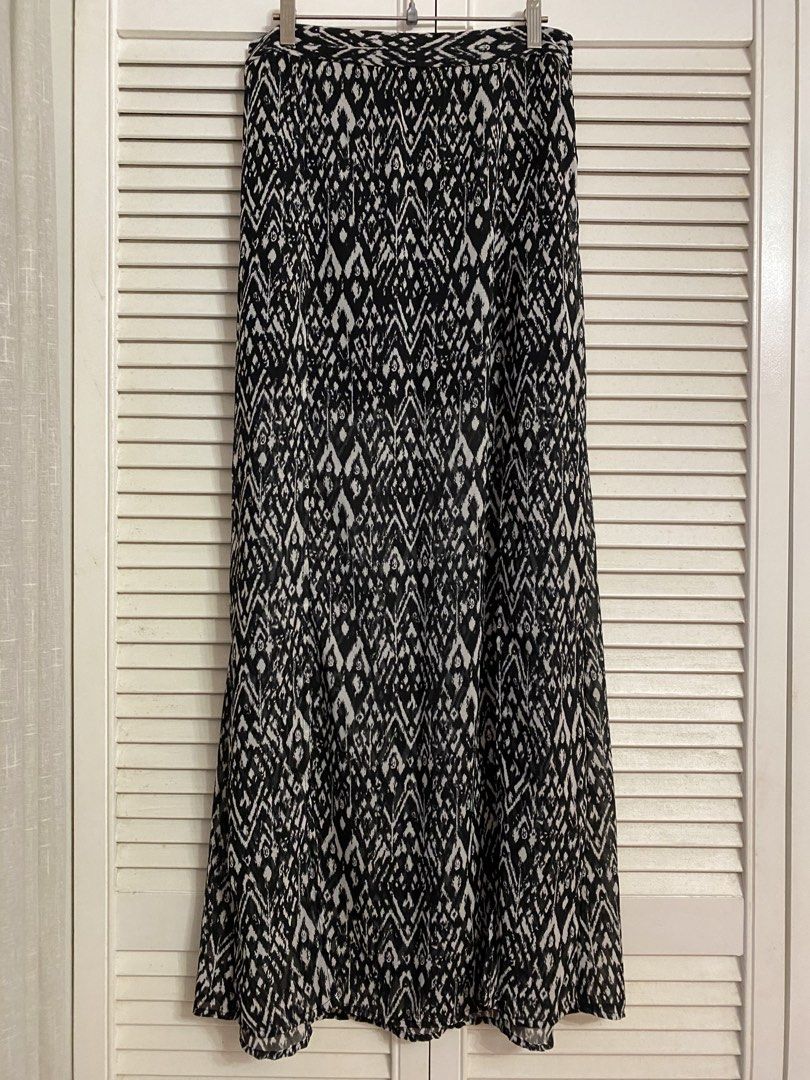 Divided by H&M Black and White Patterned Maxi Skirt (Category: Skirts) located in Quezon City. Submitted by chloe.max (Listing ID 1469641175, Image 1). Description: - Brand: Divided by H&M - Size: US 8 / EUR 38 - Pattern: Black and white geometric tribal print - Fabric: Lightweight with a flowy drape - Style: Minimalist boho vibe, great with boots or sandals.
