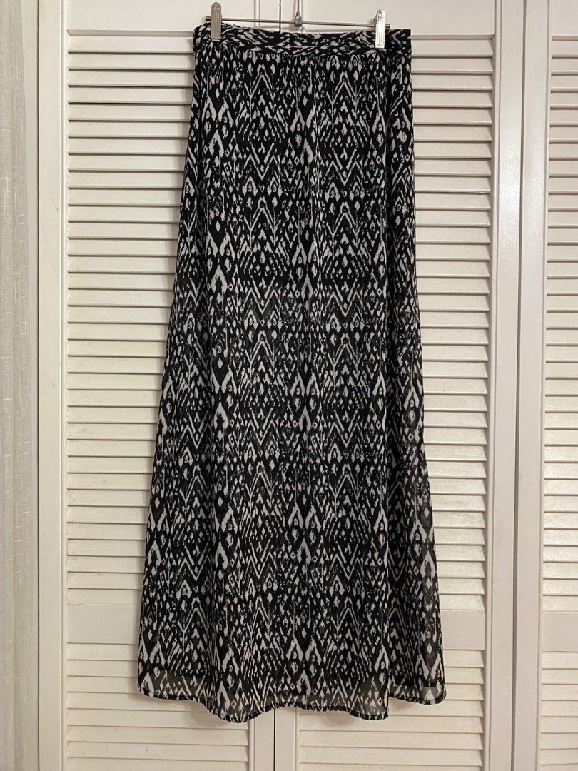 Divided by H&M Black and White Patterned Maxi Skirt (Category: Skirts) located in Quezon City. Submitted by chloe.max (Listing ID 1469641175, Image 2). Description: - Brand: Divided by H&M - Size: US 8 / EUR 38 - Pattern: Black and white geometric tribal print - Fabric: Lightweight with a flowy drape - Style: Minimalist boho vibe, great with boots or sandals.