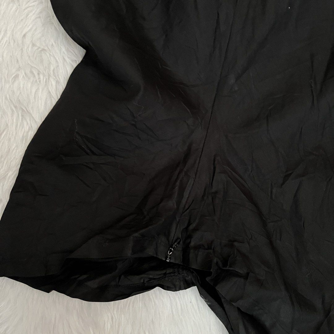 DKNY Black V-Neck Ruched Front Top Size 2 (Category: Blouses) located in Maasin. Submitted by taraa18 (Listing ID 1469584160, Image 3). Description: - Brand: DKNY - Size: 2 - Color: Classic Black - Neckline: Deep V-neck - Details: Adjustable drawstring ruching down the front - Fit: Fitted silhouette, lightweight fabric, and cap sleeves - Condition: Excellent, clean inner label.