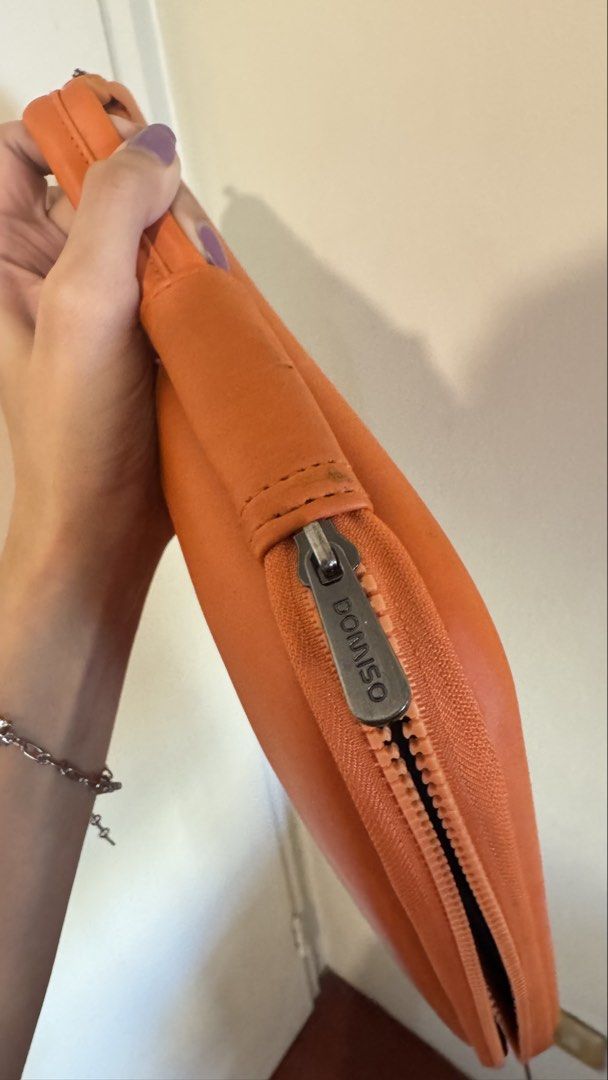 DOMISO Orange Hard Shell Laptop Briefcase Case (Category: Laptop Bags & Sleeves) located in Makati City. Submitted by marykay05 (Listing ID 1469627747, Image 3). Description: will wipe clean once bought :) can fit 15.6++ laptops. bought in US. .