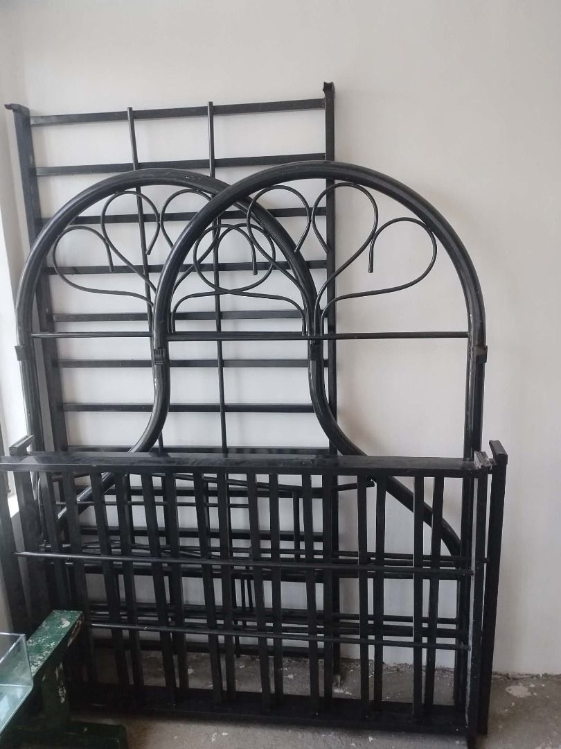 double deck (Category: Bedding & Towels) located in Caloocan City. Submitted by kiefergar708700 (Listing ID 1469739848, Image 1). Description: double deck single top queen bottom frame only still nego.