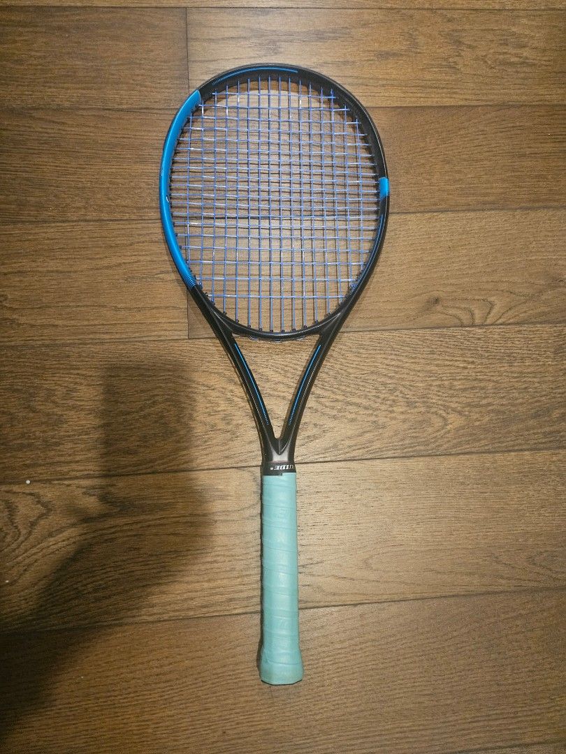Dunlop FX500 2020 (negotiable) (Category: Racket and Ball Sports) located in Paranaque City. Submitted by rafasigg (Listing ID 1469608266, Image 1). Description: - Brand: Dunlop - Color: Black and blue - Head Size: 100 square inches - String Pattern: 16x19 - Unstrung Weight: 300g / 10.6 oz - Length: 27 inches - Balance: 320mm (7 pts HL) - Stiffness Rating: 71 - Extras: Blue overgrip already wrapped - Condition: Normal scuffs on bumper guard from 