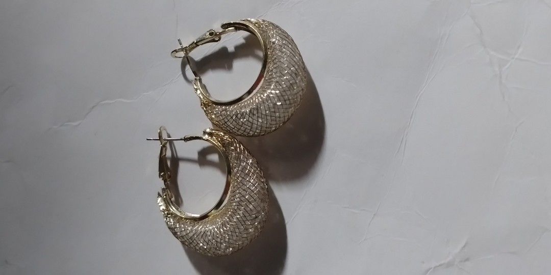 Earrings for women (Category: Earrings) located in Batangas. Submitted by zenrez_shop (Listing ID 1469639677, Image 1). Description: Perfect for parties birthdays and date nights..