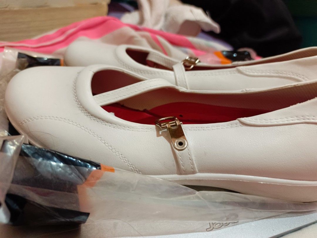 Easysoft White Nursing Shoes (Category: Flats & Sandals) located in Manila. Submitted by chaichxi (Listing ID 1469686181, Image 3). Description: - Brand: Easysoft - Size:40 -Used 5x only - In good condition - NO PROBLEM with the straps.