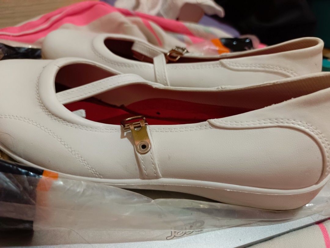 Easysoft White Nursing Shoes (Category: Flats & Sandals) located in Manila. Submitted by chaichxi (Listing ID 1469686181, Image 2). Description: - Brand: Easysoft - Size:40 -Used 5x only - In good condition - NO PROBLEM with the straps.
