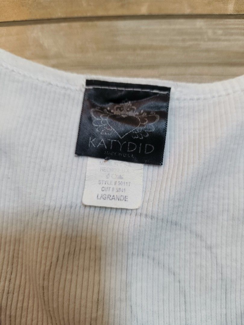Ed hardy vibe top (Category: Sleeveless) located in Siniloan. Submitted by talktotheroses (Listing ID 1469670173, Image 3). Description: no issue.