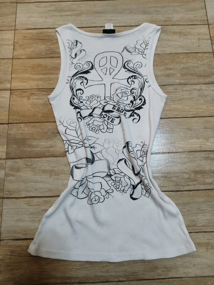 Ed hardy vibe top (Category: Sleeveless) located in Siniloan. Submitted by talktotheroses (Listing ID 1469670173, Image 2). Description: no issue.