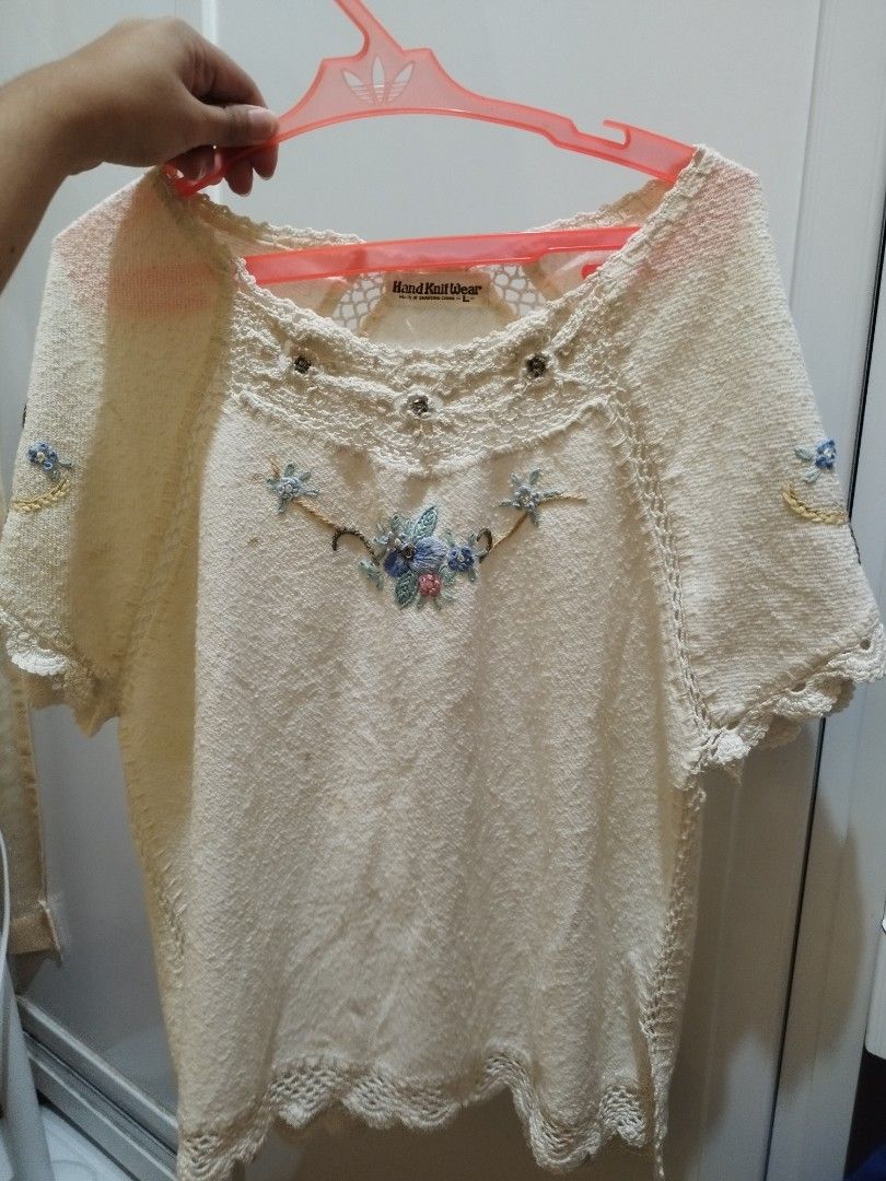 Embroided blouse (Category: Blouses) located in Manila. Submitted by pchyomi (Listing ID 1469650413, Image 1). Description: issue: minimal stain.