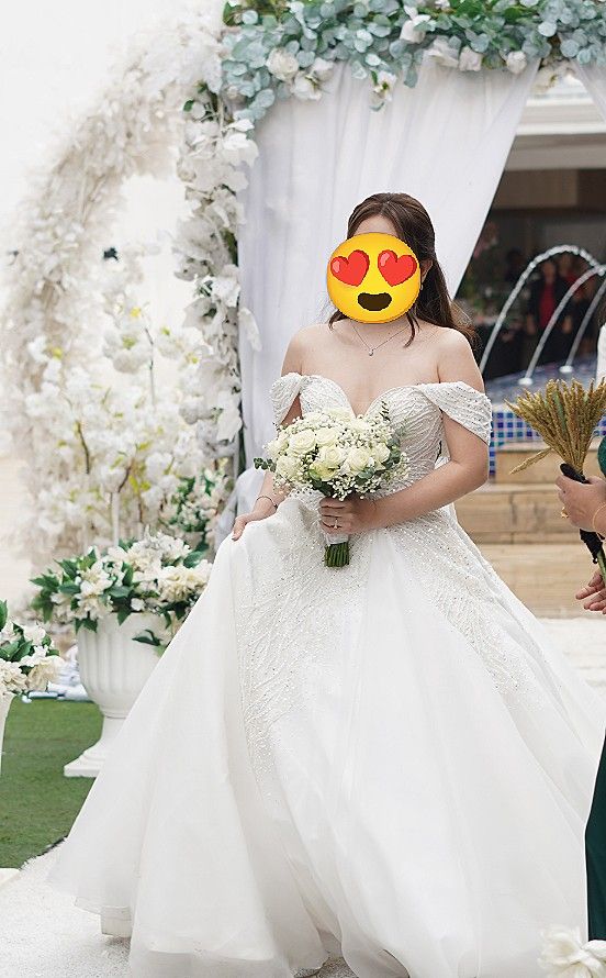 Embroidered with Beads Wedding Gown Long Train (Category: Evening dresses & gowns) located in Manila. Submitted by lndsyjycbe98167 (Listing ID 1469603588, Image 1). Description: Last price 13k ‼️ 26k orig price WEDDING GOWN FOR SALE 👰🏻‍♀️💍 Selling my customized beautiful wedding gown. RFS: No storage * Size ( Bust: 34 1/2 | Waist: 28) * Embroidered with beads * Zipper at the back * Detachable off-shoulder sleeves for reception look * Pocket bo