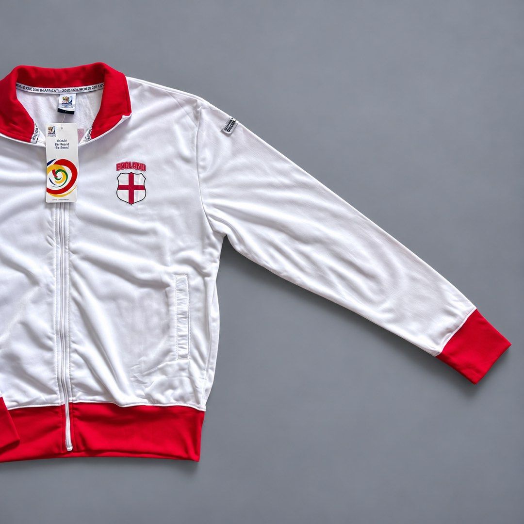 ENGLAND 2010 FIFA WORLD CUP TRACK JACKET (Category: Coats, Jackets and Outerwear) located in Taguig. Submitted by clarrk95 (Listing ID 1469679389, Image 3). Description: England 2010 Fifa World Cup Track Jacket Size: L (Tag) Length: 27inches Width: 23inches Sleeve Length: 21inches PRICE: ₱450 only! FLAW/S: stain/color bleed ✅ brandnew w/ tag ✅ add shipping fee ✅ ignoring LP inquiry Shipping: Lalamove | J&T | LBC Location: Taguig📍 Payment: Gcash 