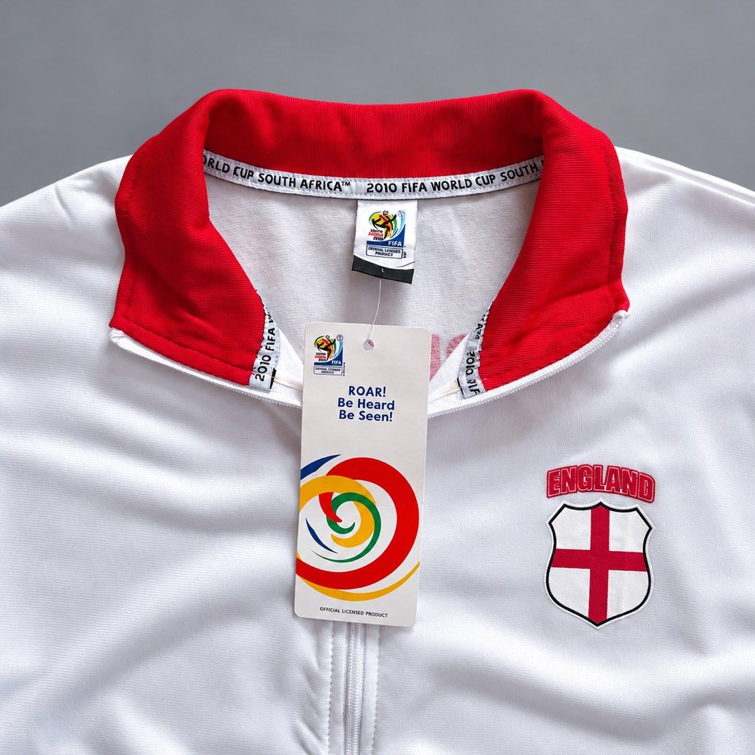 ENGLAND 2010 FIFA WORLD CUP TRACK JACKET (Category: Coats, Jackets and Outerwear) located in Taguig. Submitted by clarrk95 (Listing ID 1469679389, Image 2). Description: England 2010 Fifa World Cup Track Jacket Size: L (Tag) Length: 27inches Width: 23inches Sleeve Length: 21inches PRICE: ₱450 only! FLAW/S: stain/color bleed ✅ brandnew w/ tag ✅ add shipping fee ✅ ignoring LP inquiry Shipping: Lalamove | J&T | LBC Location: Taguig📍 Payment: Gcash 