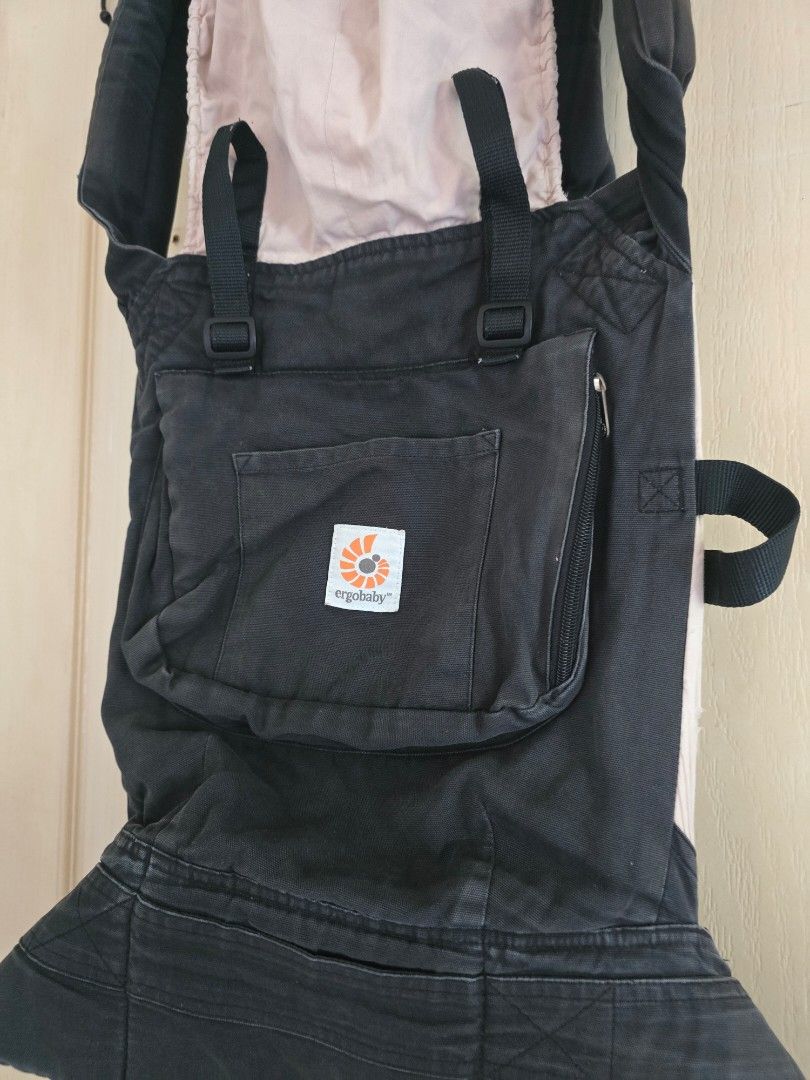 Ergo Baby carrier (Category: Carriers & Slings) located in Cavite. Submitted by rydes_clo (Listing ID 1469651104, Image 2). Description: super tibay dimasyado nagamit kasi may iba pang nag gift kay baby this is a must lalo na kapag lalabas kayo gagala at kalag inantok na si baby while nasa labas kayo.