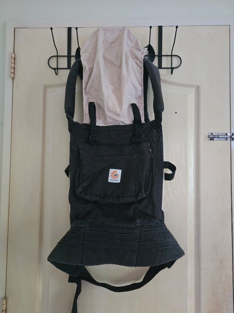 Ergo Baby carrier (Category: Carriers & Slings) located in Cavite. Submitted by rydes_clo (Listing ID 1469651104, Image 1). Description: super tibay dimasyado nagamit kasi may iba pang nag gift kay baby this is a must lalo na kapag lalabas kayo gagala at kalag inantok na si baby while nasa labas kayo.