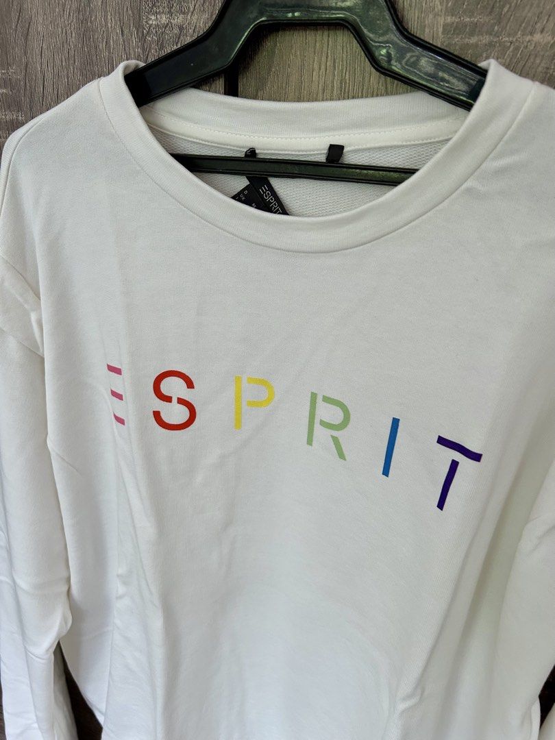 Esprit White Sweatshirt (Category: Coats, Jackets and Outerwear) located in Cainta. Submitted by mimidiva (Listing ID 1469622661, Image 3). Description: Esprit White Sweatshirt Color - White Size - Medium Cainta Location.