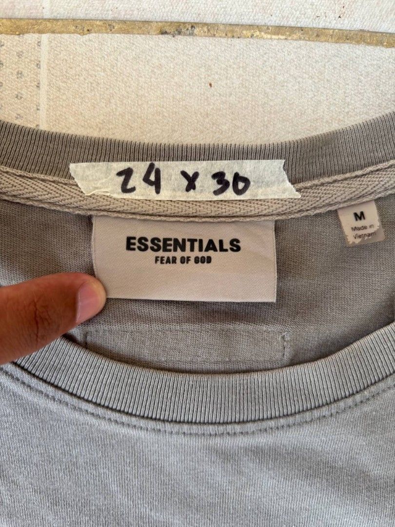 Essential (Category: Tshirts & Polo Shirts ) located in Tuguegarao City. Submitted by misfitchrimson (Listing ID 1469654199, Image 3). Description: ✨ESSENTIAL 📌W:24 📌L:30 📌ISSUE:NONE 📌CONDI:9.5.