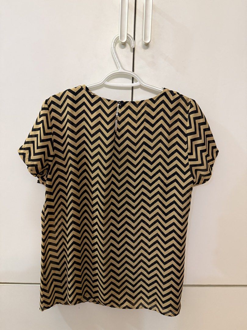 Essenxa brown and black striped top (Category: Blouses) located in Quezon City. Submitted by hazpreloved (Listing ID 1469710485, Image 3). Description: Actual photos posted Discounts available for bulk orders! Tags: sm woman, xara, paperdolls, so-en, calypso, essenxa, plus size .