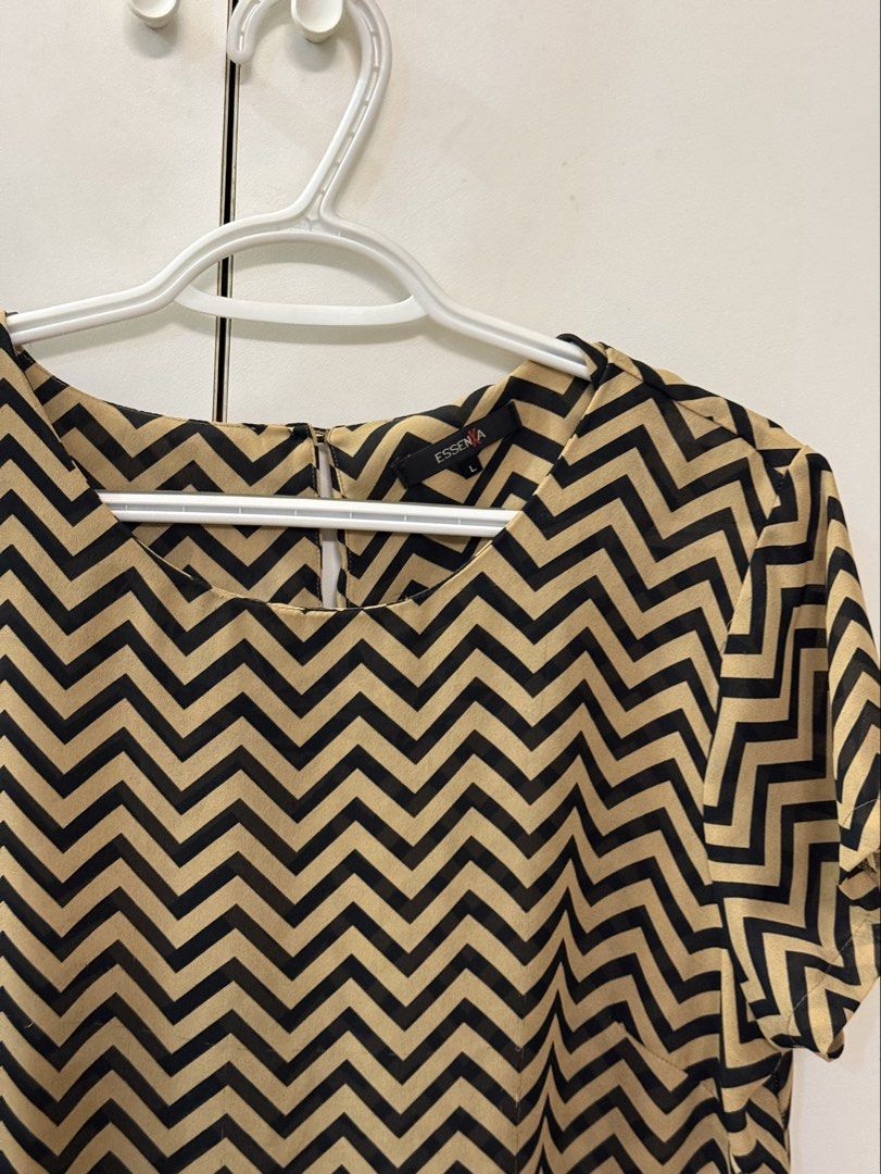 Essenxa brown and black striped top (Category: Blouses) located in Quezon City. Submitted by hazpreloved (Listing ID 1469710485, Image 2). Description: Actual photos posted Discounts available for bulk orders! Tags: sm woman, xara, paperdolls, so-en, calypso, essenxa, plus size .
