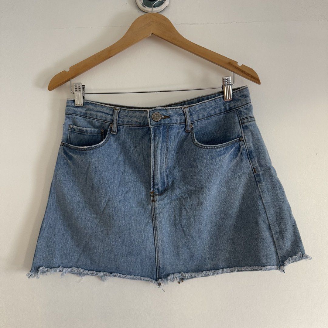 F21 denim skirt (Category: Skirts) located in Manila. Submitted by apparella.ph (Listing ID 1469757539, Image 1). Description: 10/10, super pretty.used once in u.s and bougjt in u.s Waist32 Length:14.5 ☑️Everything is my Own preloved / BNWT/BNWOT ☑️ not thrifted/Ukay ☑️ malukot sa picture kasi na stock sa cabinet (tinatamad mag plantsa ✌️ ) ☑️Personal items ( usually bought in US/UK/JPN ) every year po ako nag aabroad so expect i don’t sell fake 