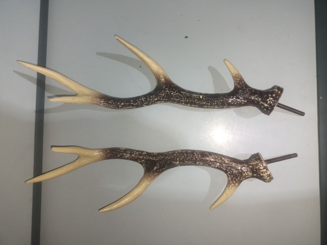 Faux Antler Wall Hook Knob Handle Mounting Hardware (Category: Wall Decor) located in Munoz. Submitted by larryc1212 (Listing ID 1469684194, Image 1). Description: - Type: Decorative faux deer antler - Size: Approx. 14 inches long - Material: Heavy-duty resin - Color: Realistic brown and cream tones - Features: Built-in threaded metal screw at the base - Usage: Can be mounted as a wall hook, cabinet knob, or unique handle - Condition: Brand new/G