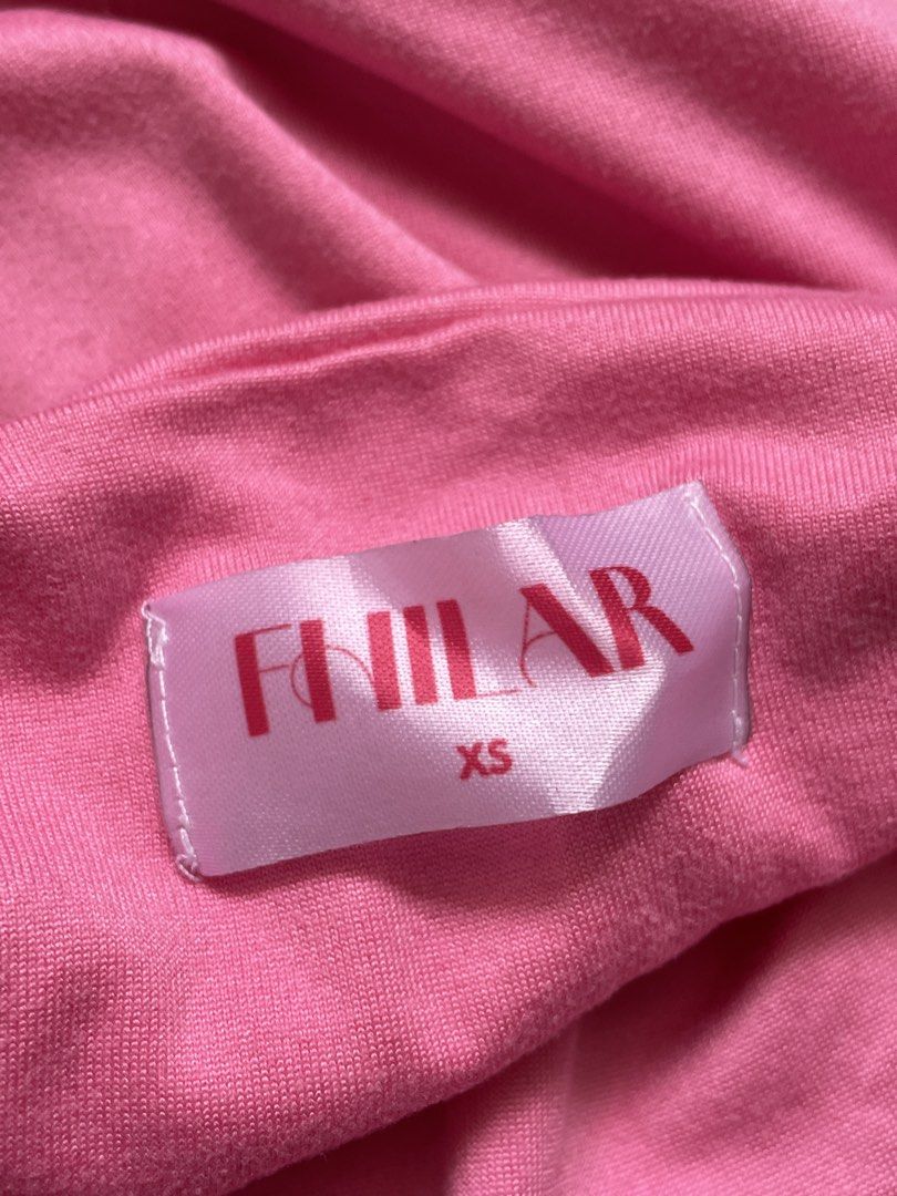 fhilar aurea v-neck tank top (Category: Sleeveless) located in Manila. Submitted by happymoon_0ae0c8 (Listing ID 1469585177, Image 3). Description: - xs to s - original price: 199 - backless.