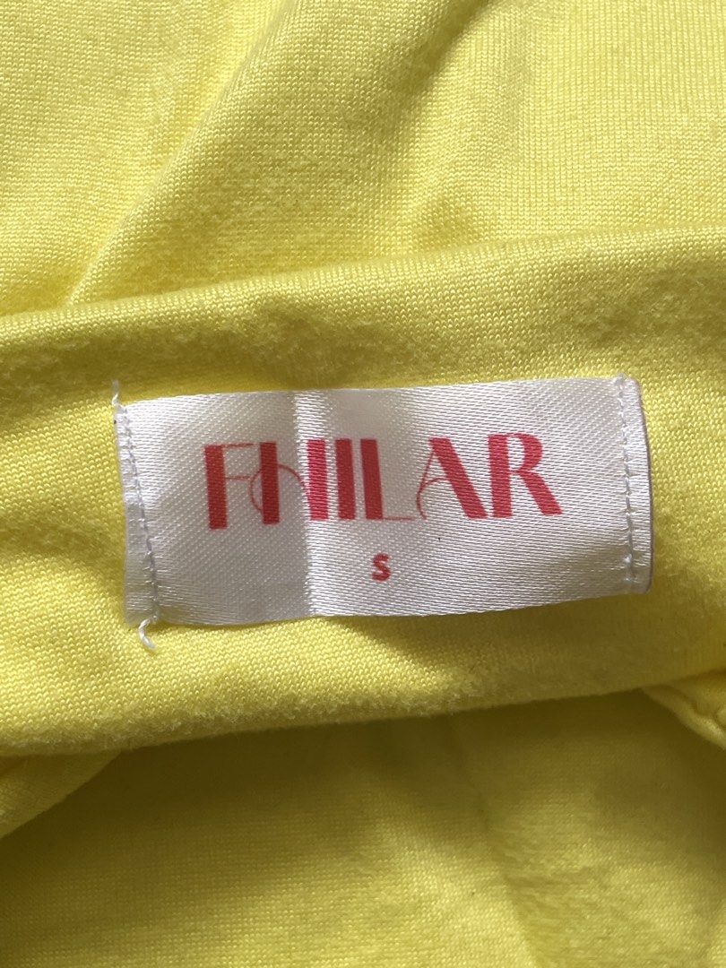 fhilar v-cut cotton top (Category: Sleeveless) located in Manila. Submitted by happymoon_0ae0c8 (Listing ID 1469655985, Image 2). Description: - xs to s - negotiable .