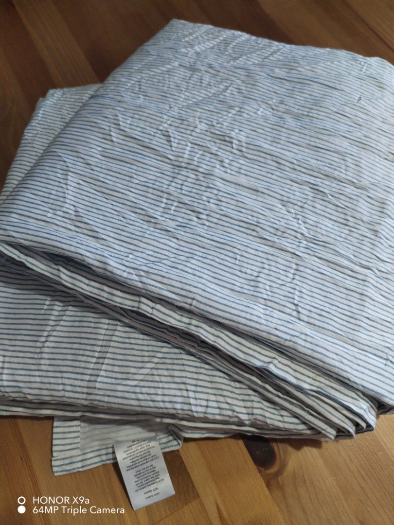 Flatsheet King Size ( Cotton) (Category: Bedding & Towels) located in Muntinlupa City. Submitted by arciagamaryann68 (Listing ID 1469602790, Image 2). Description: - Brand/Model: Better Homes & Gardens (Made in India) - Size: King Size - Material: 100% Cotton, soft and breathable - Design: Classic blue and white striped pattern - Condition: Excellent, well-maintained - Type: Flat sheet only.