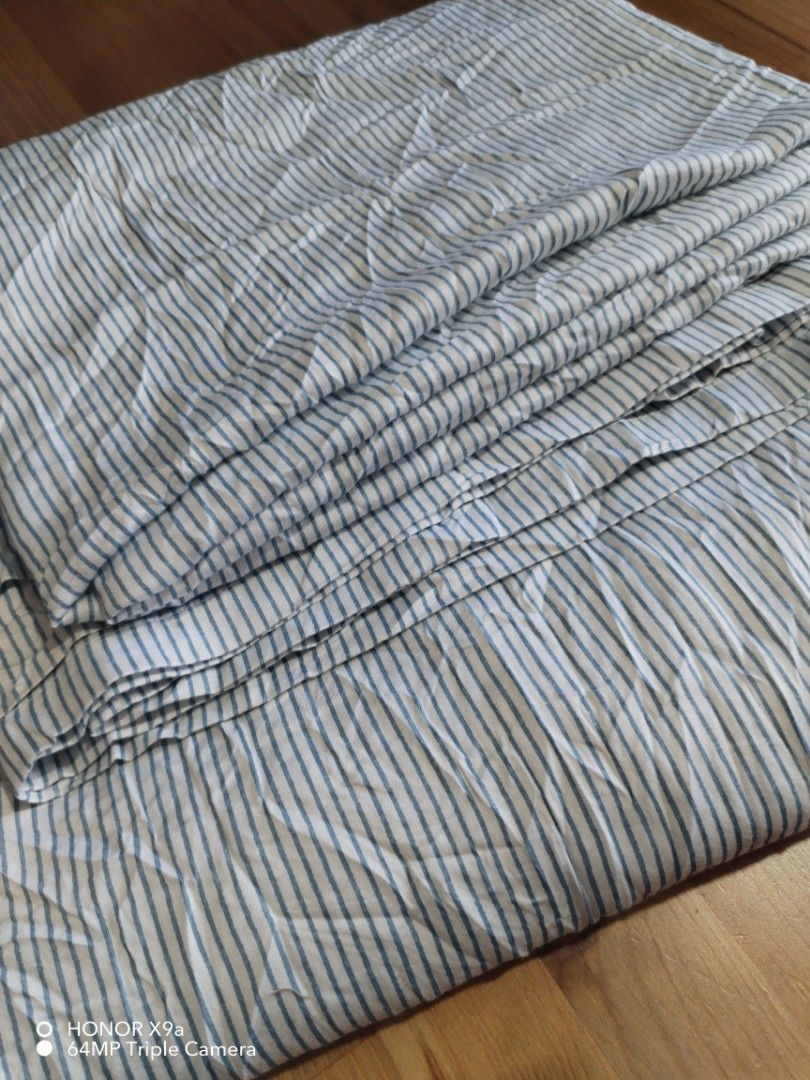 Flatsheet King Size ( Cotton) (Category: Bedding & Towels) located in Muntinlupa City. Submitted by arciagamaryann68 (Listing ID 1469602790, Image 3). Description: - Brand/Model: Better Homes & Gardens (Made in India) - Size: King Size - Material: 100% Cotton, soft and breathable - Design: Classic blue and white striped pattern - Condition: Excellent, well-maintained - Type: Flat sheet only.
