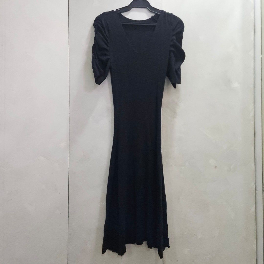 Flattering Knitted black dress (Category: Dresses) located in Quezon City. Submitted by k_closetsale (Listing ID 1469604607, Image 1). Description: Flattering knitted black dress v-neckline A line cut dress.