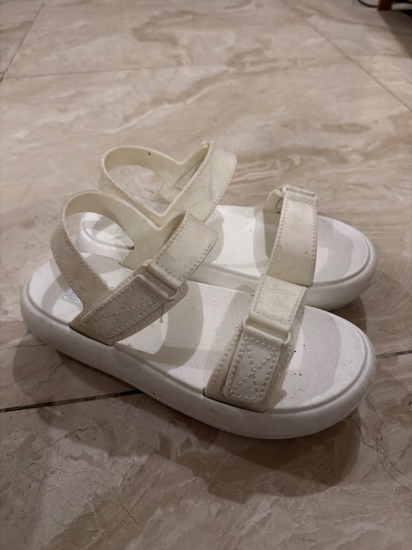 Flipflop White chunky platform sandals size 36 (Category: Sandals) located in Paranaque City. Submitted by TrendyBoutique.ph (Listing ID 1469667991, Image 1). Description: - Style: White chunky platform sandals - Size: 36 (printed on sole) - Features: Adjustable velcro straps & thick ridged rubber outsole for grip - Comfort: Great for walking and easy to adjust - Condition: dusty lang po but in good condition .