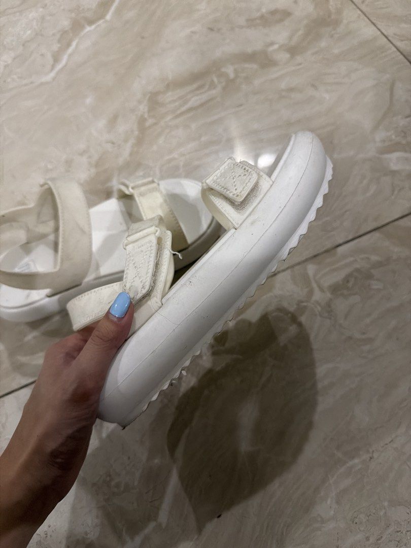 Flipflop White chunky platform sandals size 36 (Category: Sandals) located in Paranaque City. Submitted by TrendyBoutique.ph (Listing ID 1469667991, Image 3). Description: - Style: White chunky platform sandals - Size: 36 (printed on sole) - Features: Adjustable velcro straps & thick ridged rubber outsole for grip - Comfort: Great for walking and easy to adjust - Condition: dusty lang po but in good condition .