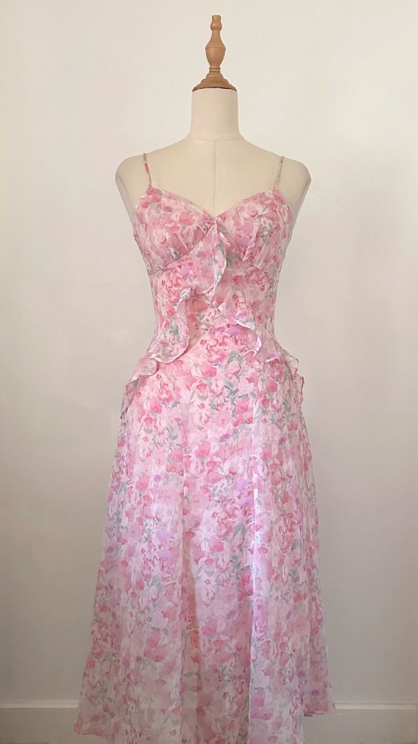 floral longdress (Category: Dresses) located in Taguig. Submitted by esquepade (Listing ID 1469733551, Image 1). Description: size — extra small bust: 30"-32" length: 39" details — • chiffon fabric • double-lined • zipper closure.